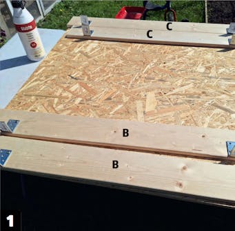 Växtvägg: Montera vinkelbeslag Växtvägg: Montera vinkelbeslag